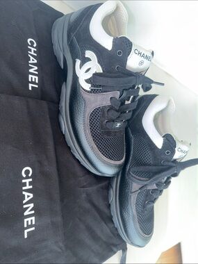 CHANEL Black and White CC Logo Sneakers excellent condition SZ 39 - 9 U.S.